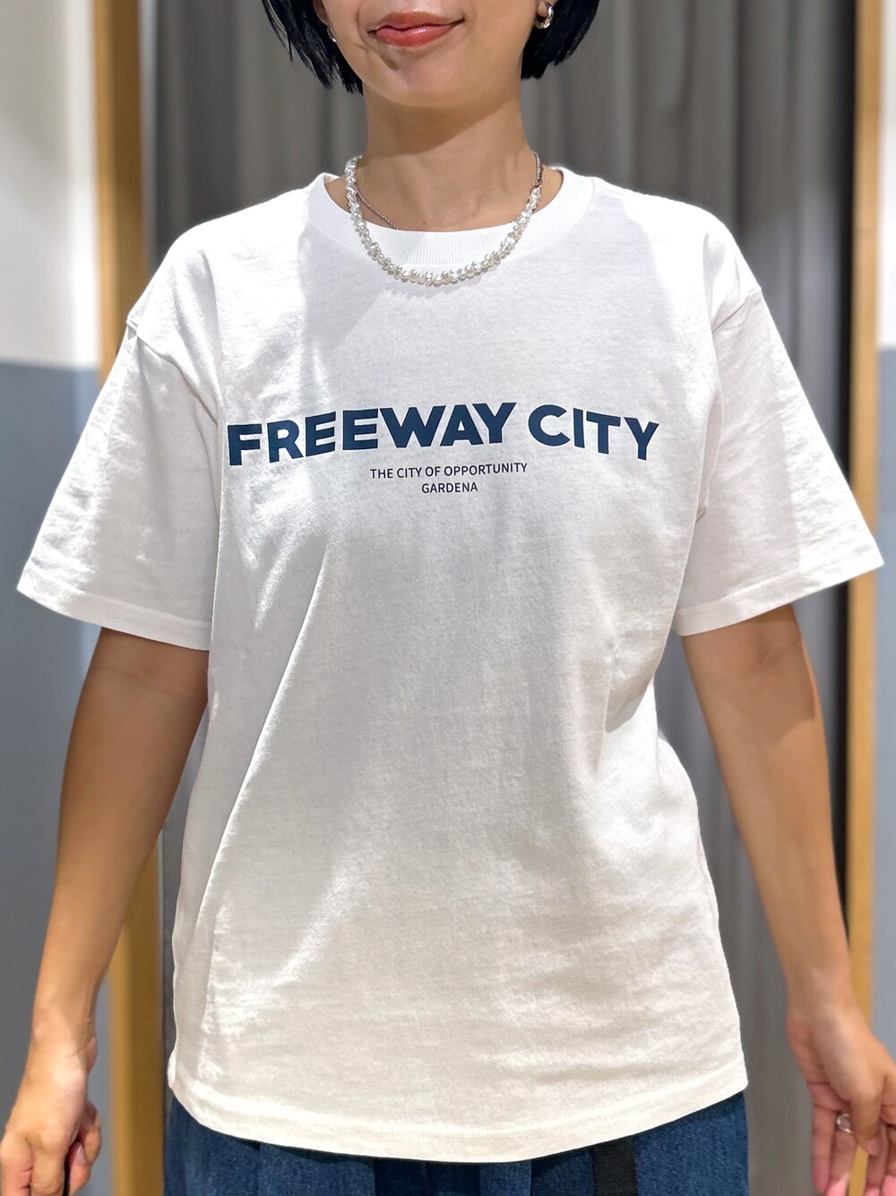 ホワイト系のTシャツ/カットソー、ブルー系のシャツ/ブラウス、ブルー系のその他パンツを着用したレディースの秋コーディネートの4枚目の写真