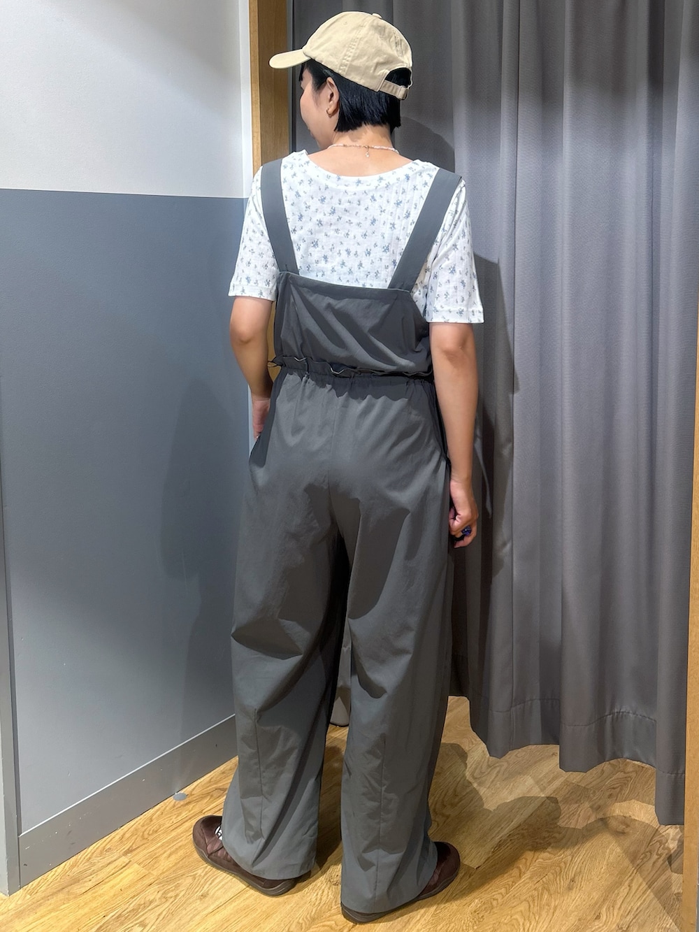 グリーン系のサロペット/オーバーオール、ブルー系のTシャツ/カットソー、ベージュ系のキャップを着用したレディースの夏コーディネートの3枚目の写真