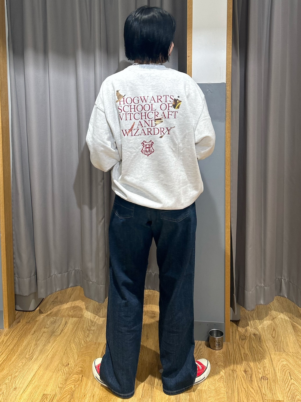 ベージュ系のスウェット、ホワイト系のTシャツ/カットソー、ブルー系のデニムパンツを着用したレディースの秋コーディネートの3枚目の写真