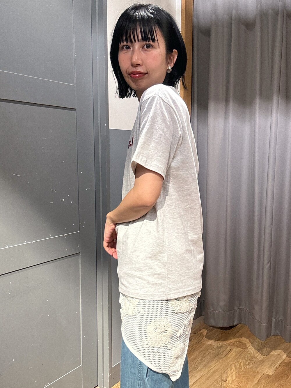 ブラウン系のテーラードジャケット、ブラック系のショルダーバッグ、グレー系のTシャツ/カットソーを着用したレディースの春コーディネートの5枚目の写真