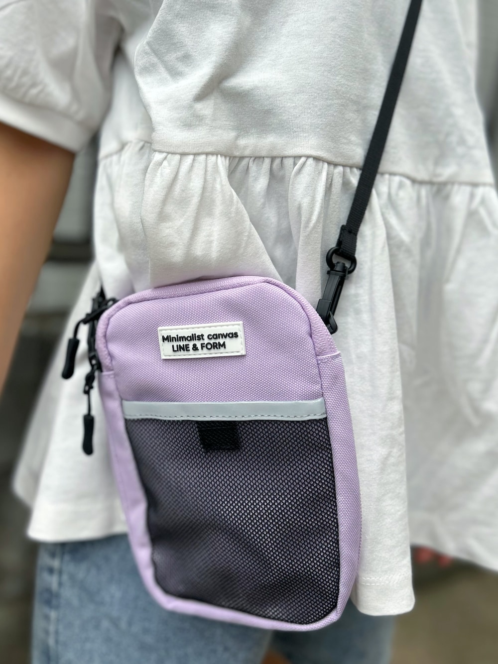 ホワイト系のTシャツ/カットソー、ブルー系のその他パンツ、パープル系のショルダーバッグを着用したキッズの夏コーディネートの7枚目の写真