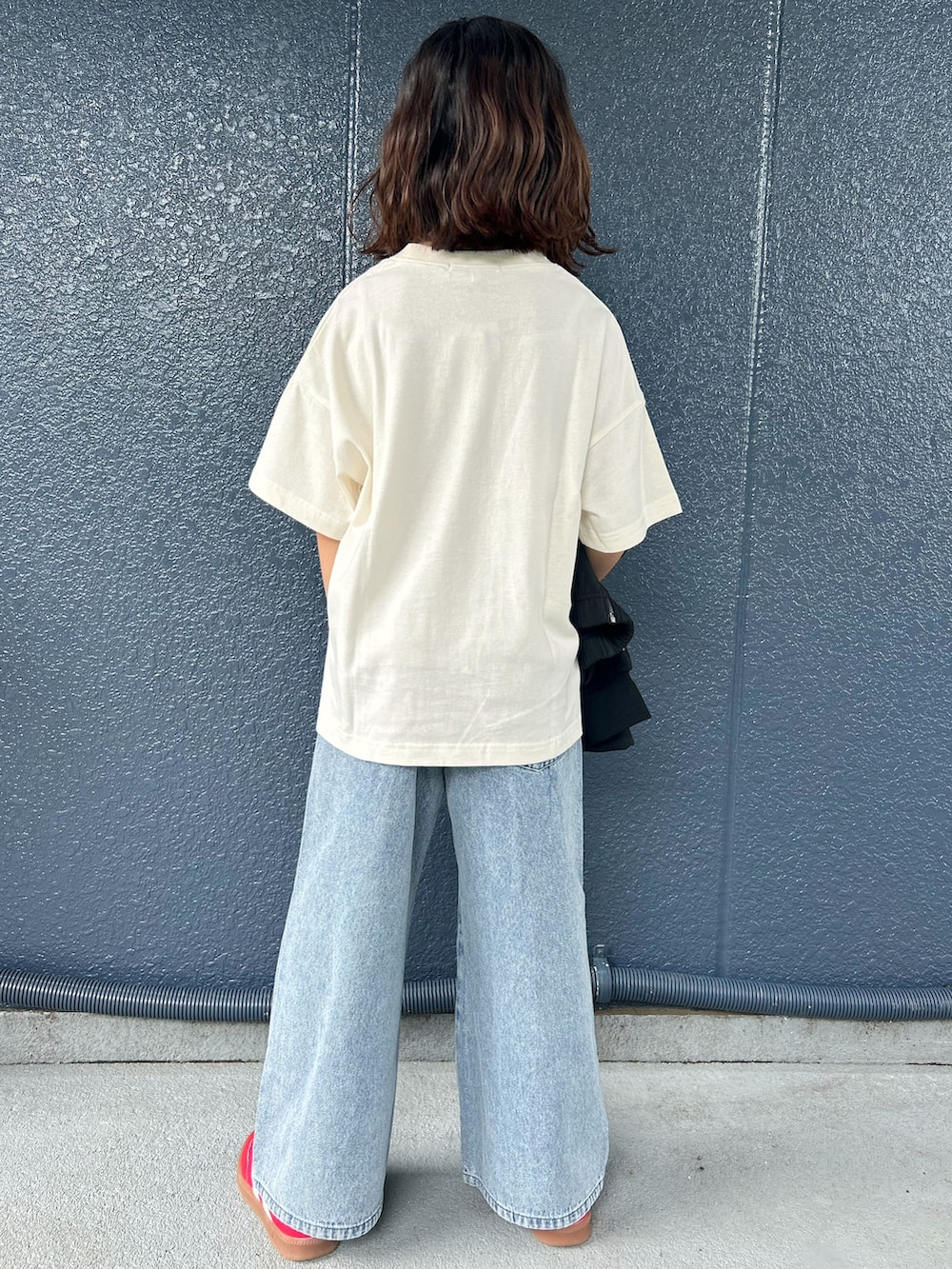 ホワイト系のTシャツ/カットソー、ブルー系のその他パンツ、ブラック系のカーディガン/ボレロを着用したキッズの秋コーディネートの3枚目の写真
