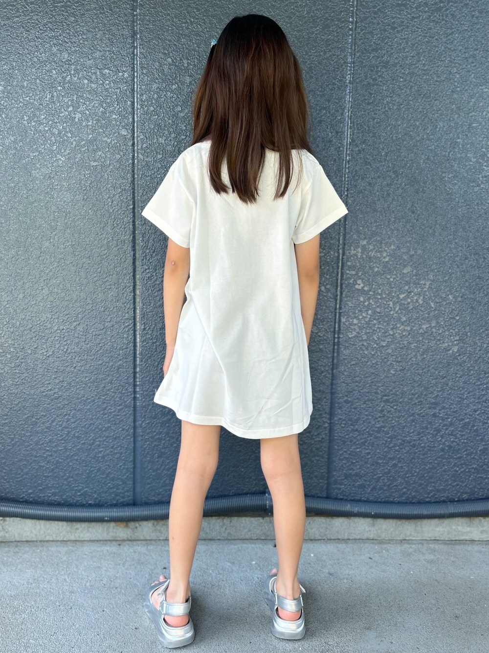 ホワイト系のTシャツ/カットソー、ブラック系のその他パンツ、ブルー系のトートバッグを着用したキッズの夏コーディネートの4枚目の写真