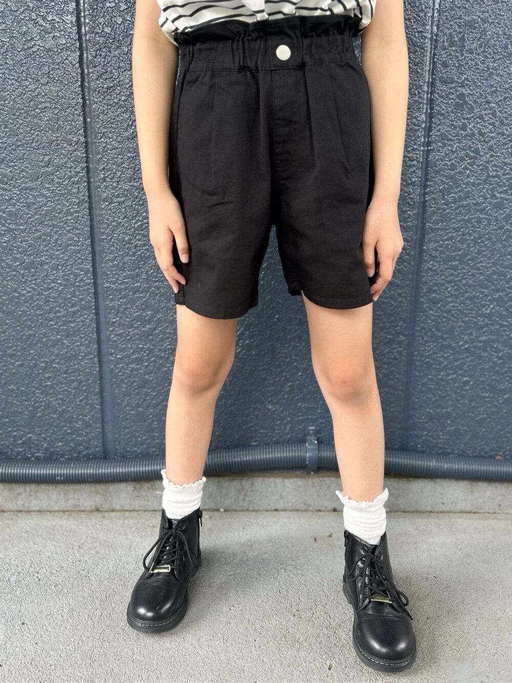 ブラック系のその他パンツ、ブラック系のTシャツ/カットソー、ブラック系のパーカーを着用したキッズの春コーディネートの10枚目の写真