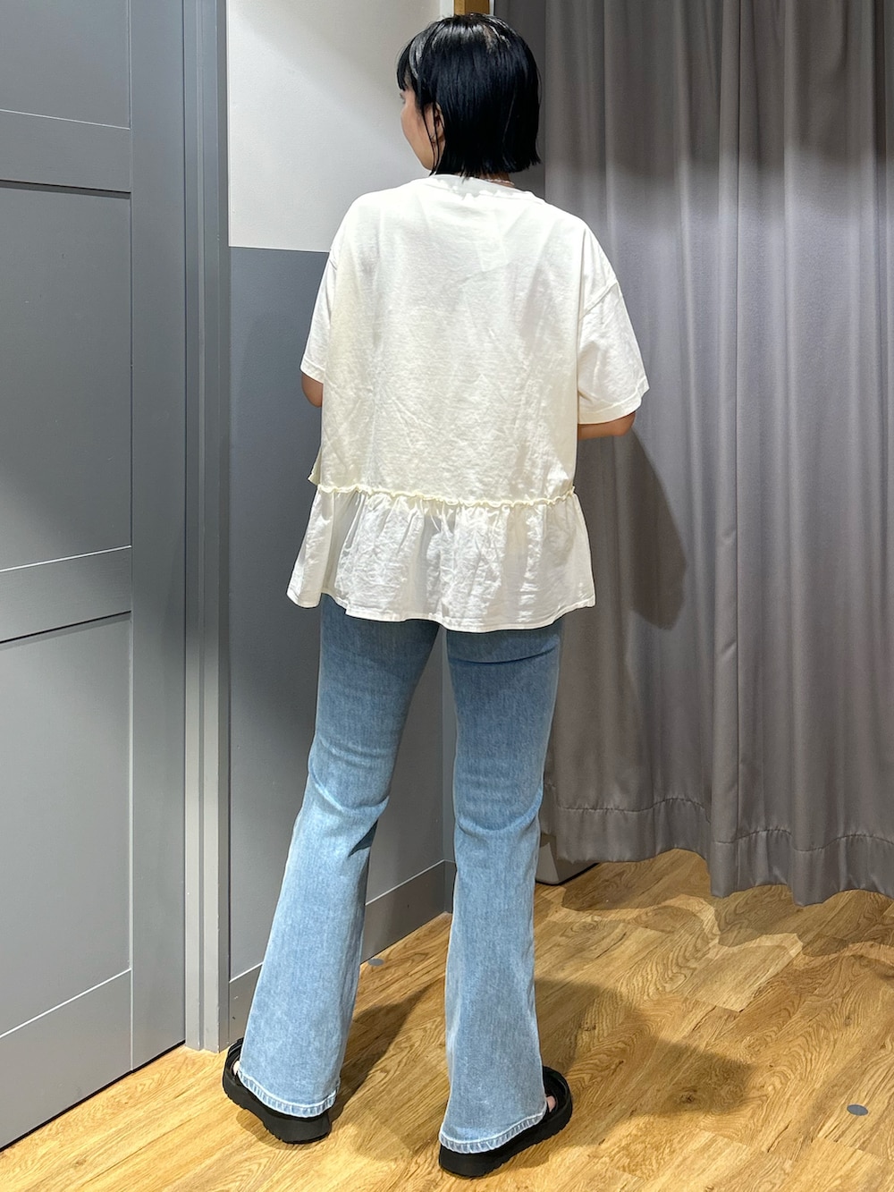 ホワイト系のTシャツ/カットソー、ブルー系のデニムパンツ、ホワイト系のその他雑貨を着用したレディースの夏コーディネートの3枚目の写真