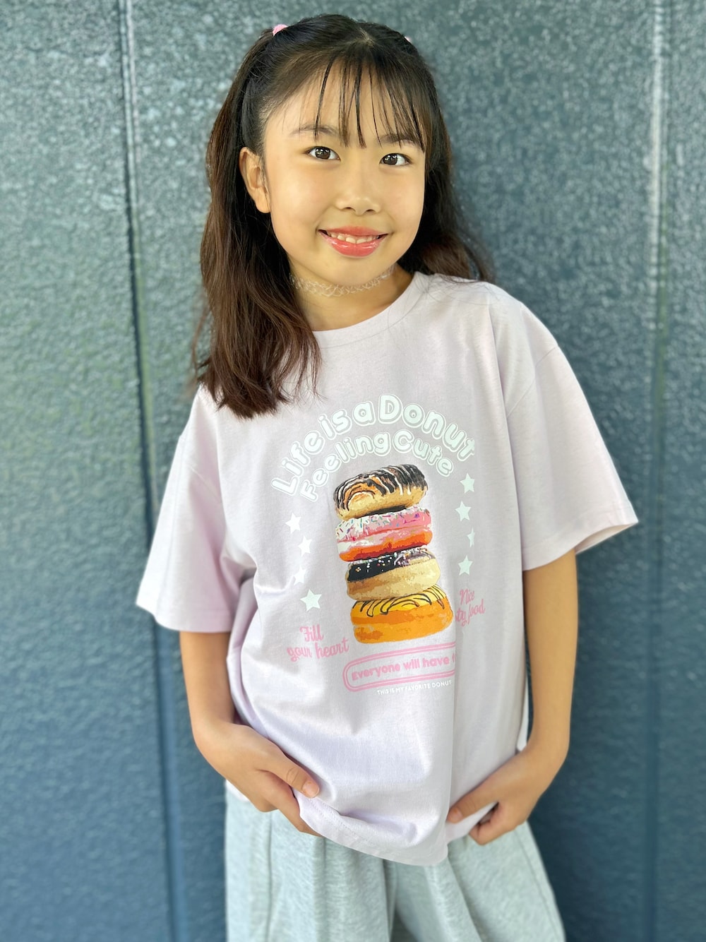 ピンク系のTシャツ/カットソー、グレー系のその他パンツ、ブラック系のショルダーバッグを着用したキッズの夏コーディネートの5枚目の写真