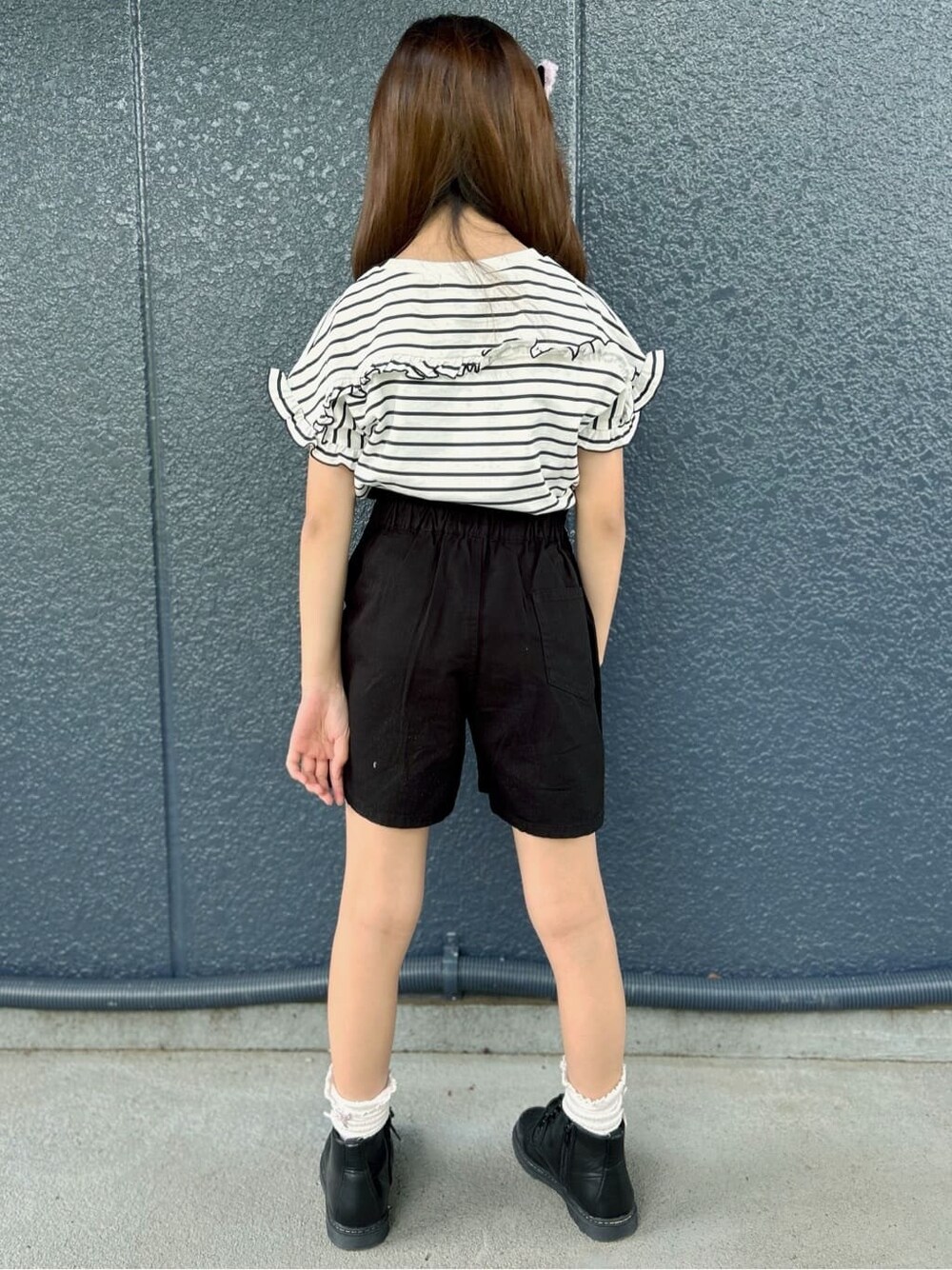ブラック系のその他パンツ、ブラック系のTシャツ/カットソー、ブラック系のパーカーを着用したキッズの春コーディネートの6枚目の写真