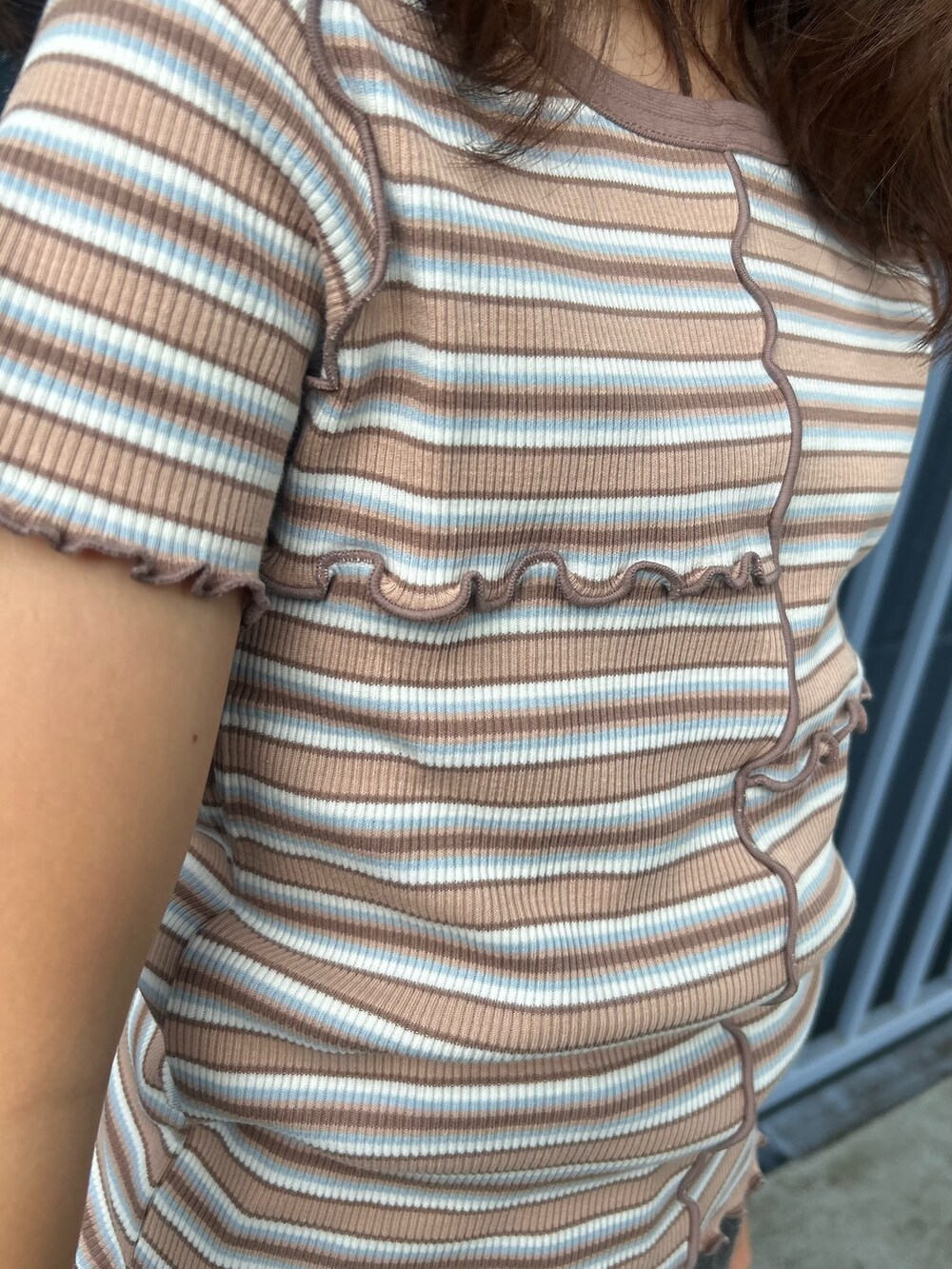ブラウン系のTシャツ/カットソー、グレー系のその他パンツを着用したキッズの夏コーディネートの5枚目の写真