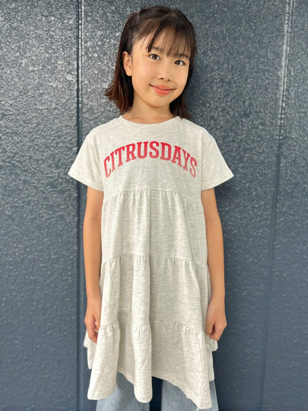 ブルー系のその他パンツ、ホワイト系のルームワンピースを着用したキッズの秋コーディネートの5枚目の写真