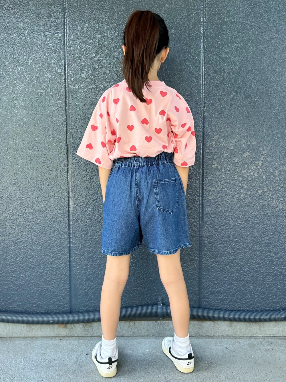 ピンク系のTシャツ/カットソー、ブルー系のその他パンツ、ピンク系のショルダーバッグを着用したキッズの夏コーディネートの3枚目の写真