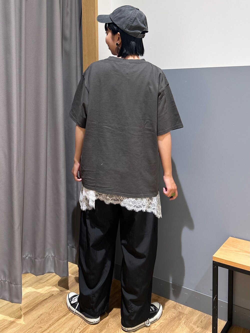 グレー系のTシャツ/カットソー、ホワイト系のTシャツ/カットソー、ブラック系のその他パンツを着用したレディースの夏コーディネートの3枚目の写真