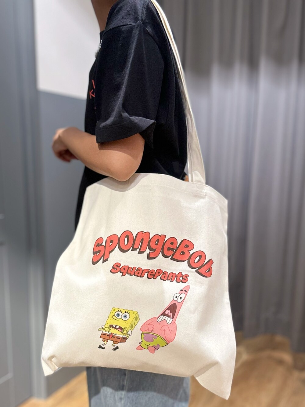ブラック系のTシャツ/カットソー、ホワイト系のトートバッグ、ブルー系のその他パンツを着用したレディースの夏コーディネートの10枚目の写真