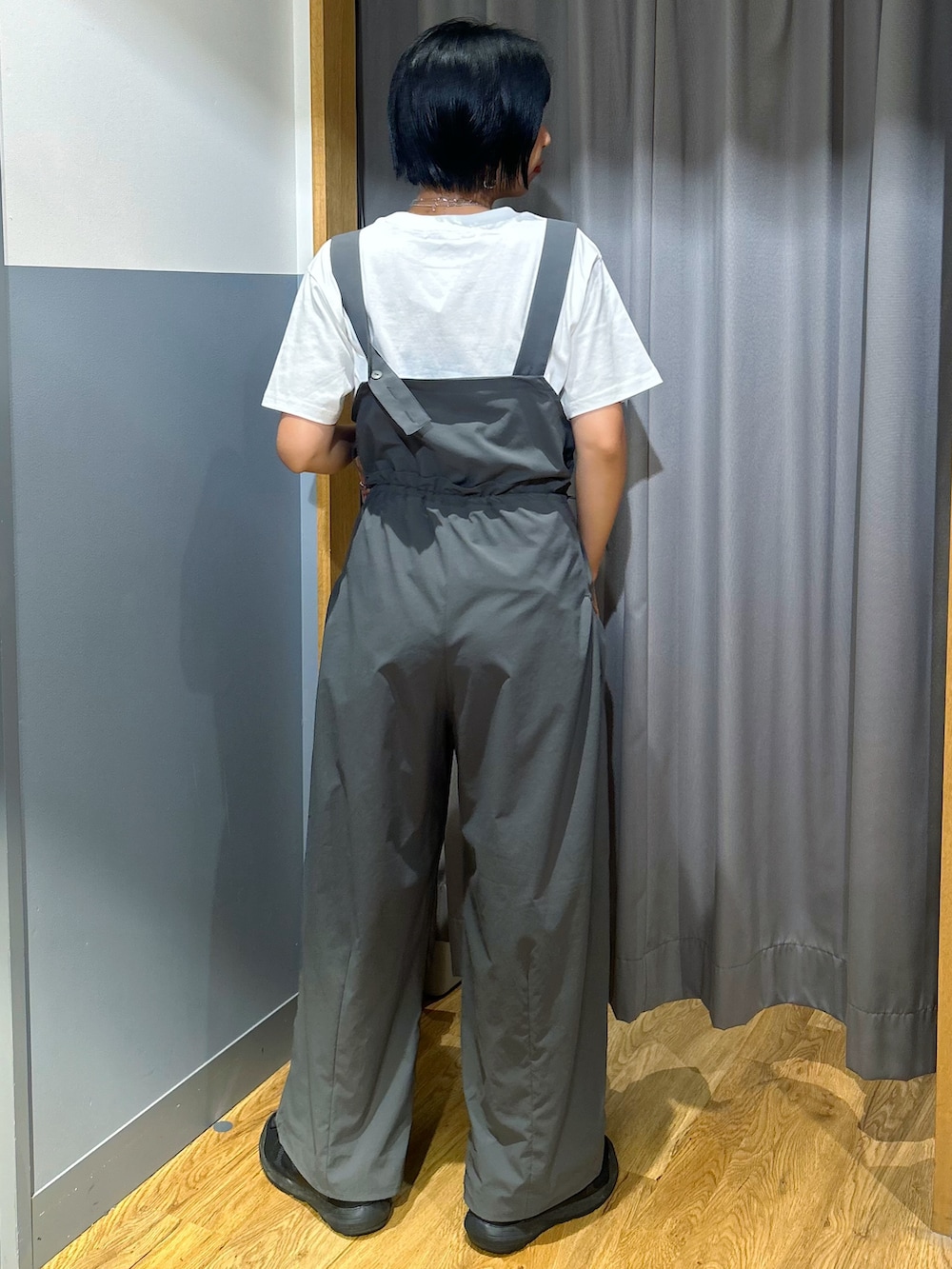 ホワイト系のTシャツ/カットソー、グリーン系のサロペット/オーバーオール、ブラック系のトートバッグを着用したレディースの夏コーディネートの4枚目の写真