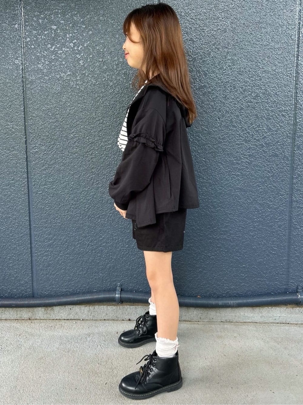ブラック系のその他パンツ、ブラック系のTシャツ/カットソー、ブラック系のパーカーを着用したキッズの春コーディネートの2枚目の写真