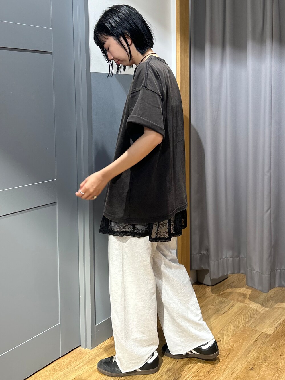 ブラック系のTシャツ/カットソー、グレー系のその他パンツを着用したレディースの夏コーディネートの2枚目の写真