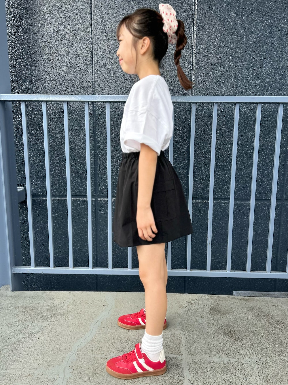 ホワイト系のTシャツ/カットソー、ブラック系のスカートを着用したキッズの夏コーディネートの3枚目の写真