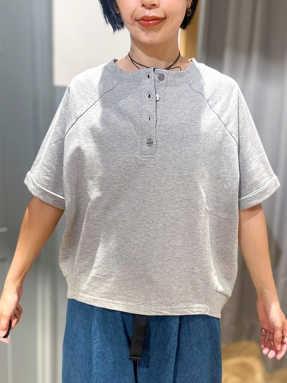 グレー系のその他トップス、グレー系のバックパック/リュック、ブルー系のその他パンツを着用したレディースの夏コーディネートの5枚目の写真