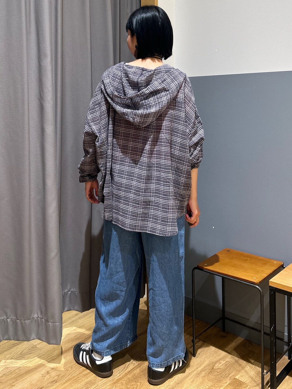 ピンク系のタンクトップ、グレー系のシャツ/ブラウス、ブルー系のデニムパンツを着用したレディースの春コーディネートの4枚目の写真