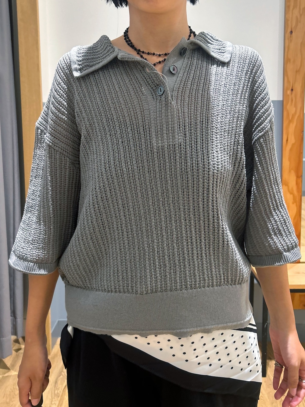 グレー系のニット/セーター、ブラック系のその他パンツ、ブラック系のショルダーバッグを着用したレディースの秋コーディネートの4枚目の写真