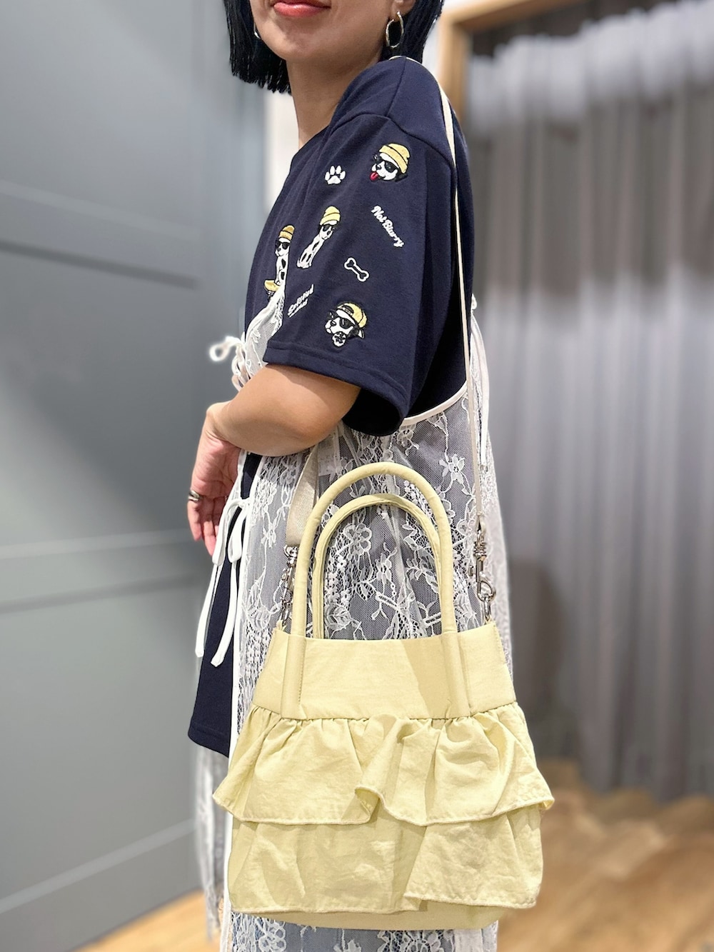 ブルー系のTシャツ/カットソー、ブルー系のデニムパンツ、ホワイト系のTシャツ/カットソーを着用したレディースの夏コーディネートの10枚目の写真