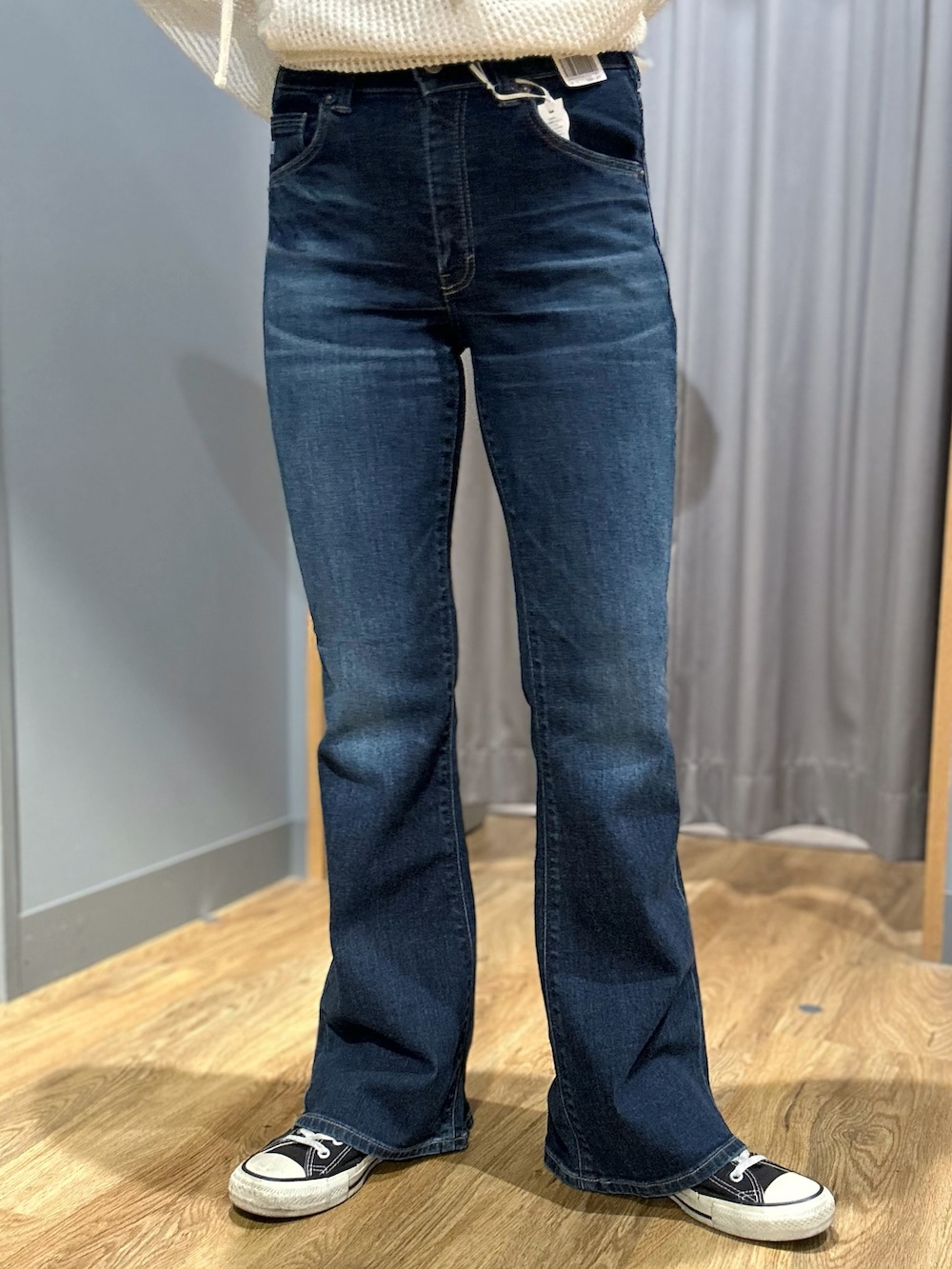 ブルー系のその他パンツ、ホワイト系のTシャツ/カットソー、ホワイト系のタンクトップを着用したレディースの夏コーディネートの6枚目の写真