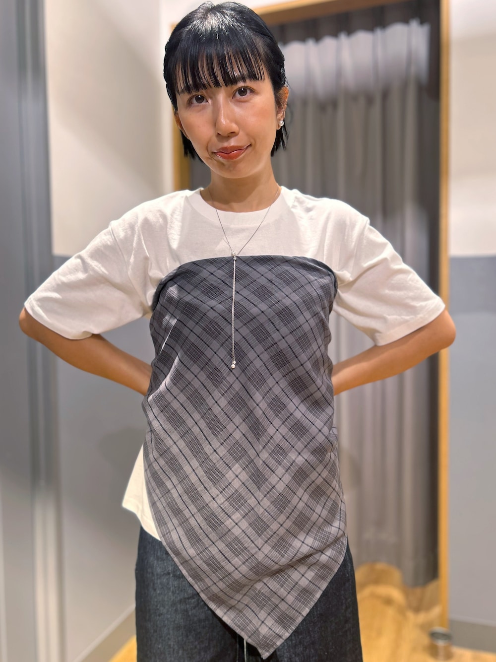 ホワイト系のTシャツ/カットソー、ブルー系のデニムパンツ、ブラック系のシャツ/ブラウスを着用したレディースの秋コーディネートの5枚目の写真