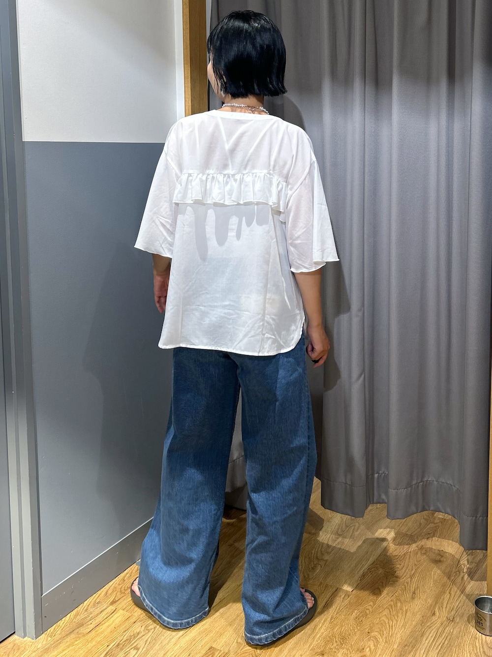 ホワイト系のシャツ/ブラウス、ホワイト系のタンクトップ、グレー系のサンダルを着用したレディースの夏コーディネートの4枚目の写真