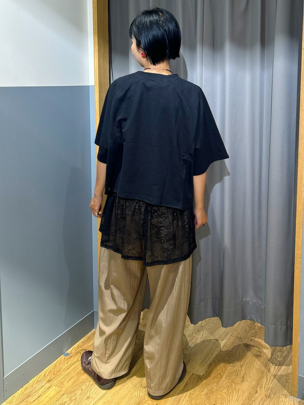 ブラック系のTシャツ/カットソー、ブラウン系のその他パンツ、ブラック系のタンクトップを着用したレディースの夏コーディネートの3枚目の写真