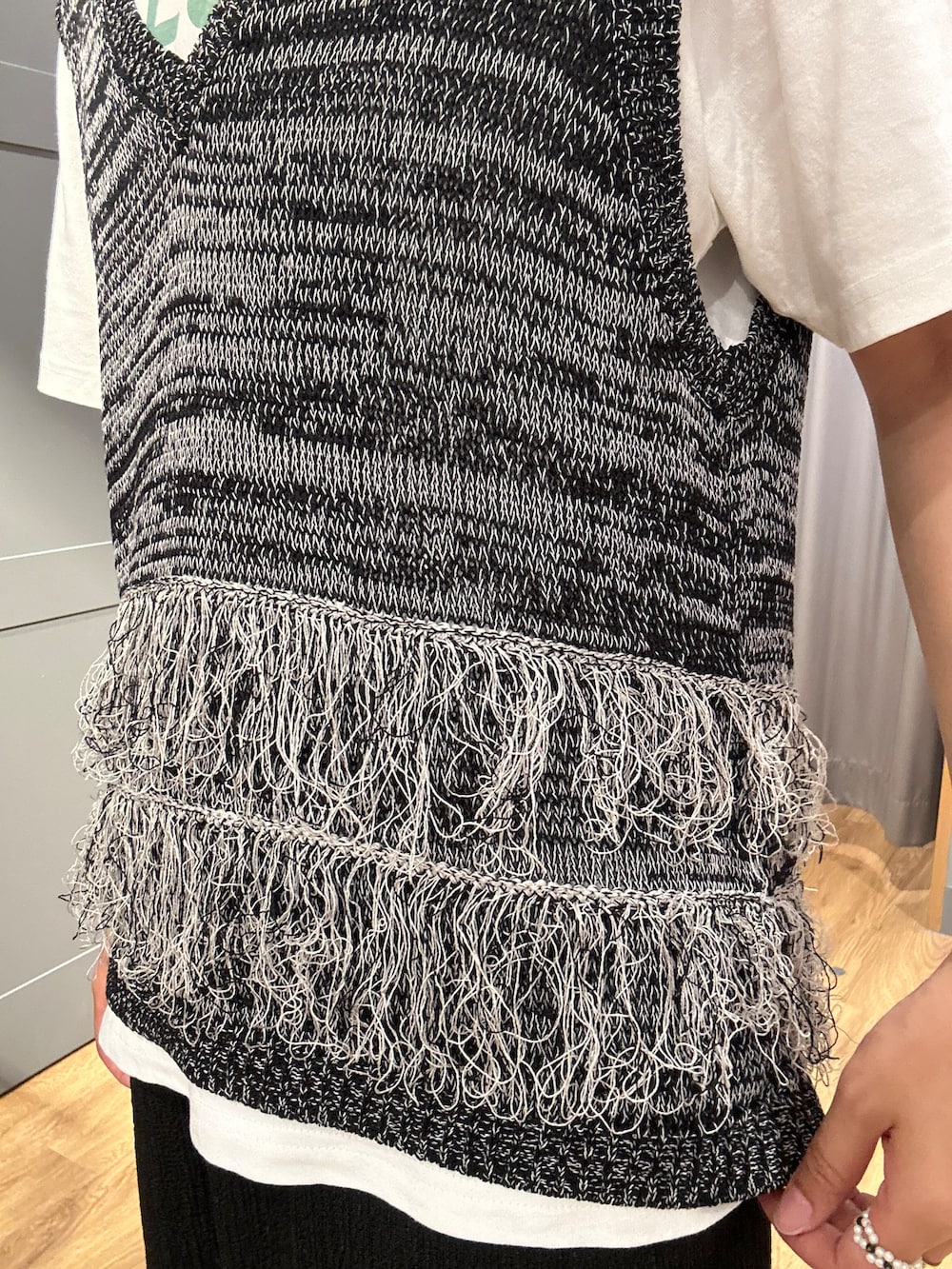 ブラック系のベスト、ホワイト系のTシャツ/カットソー、ブラック系のその他パンツを着用したレディースの夏コーディネートの5枚目の写真