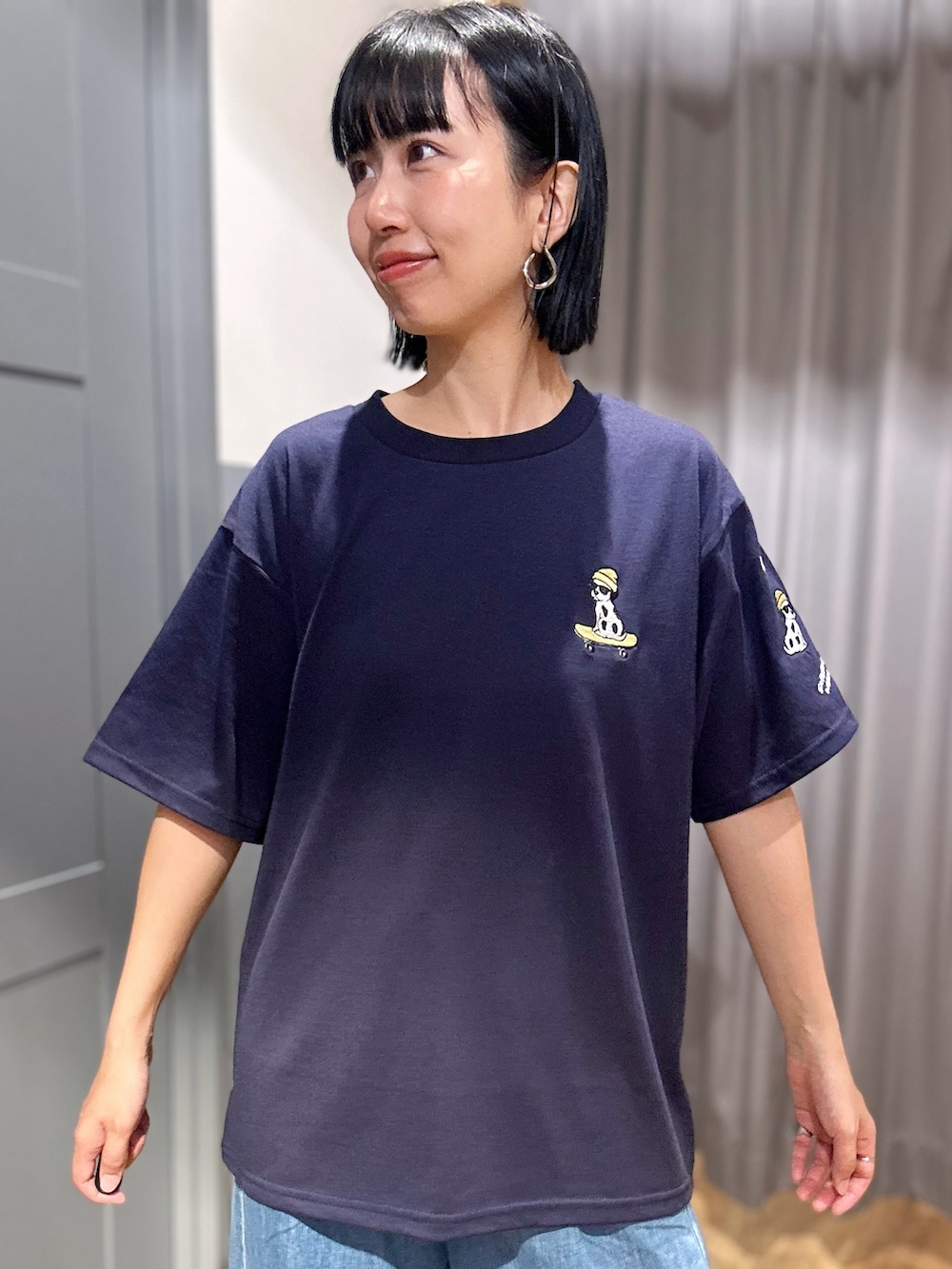ブルー系のTシャツ/カットソー、ブルー系のデニムパンツ、ホワイト系のTシャツ/カットソーを着用したレディースの夏コーディネートの5枚目の写真