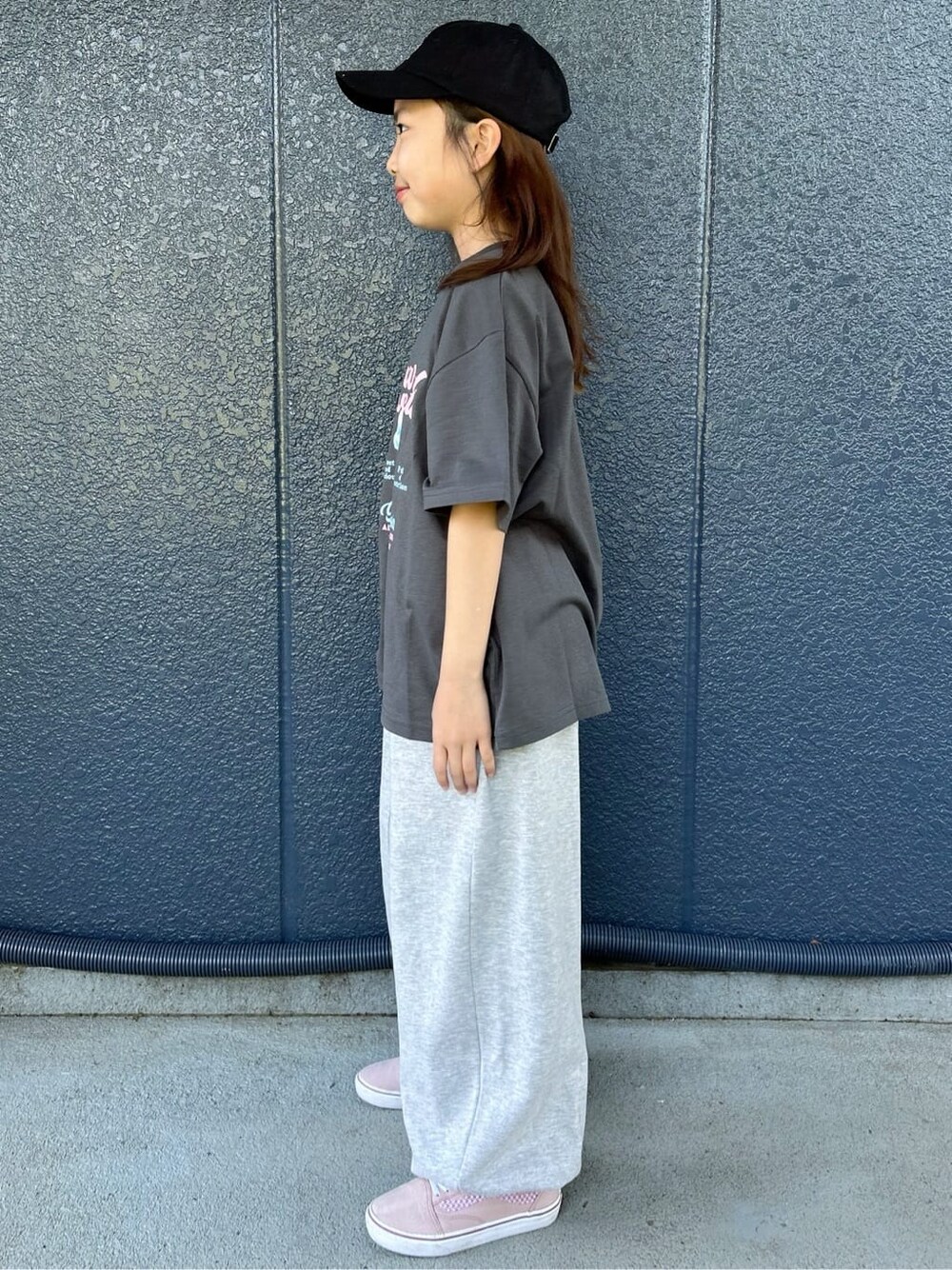 グレー系のTシャツ/カットソー、ブラック系のパーカー、ブラック系のキャップを着用したキッズの春コーディネートの5枚目の写真