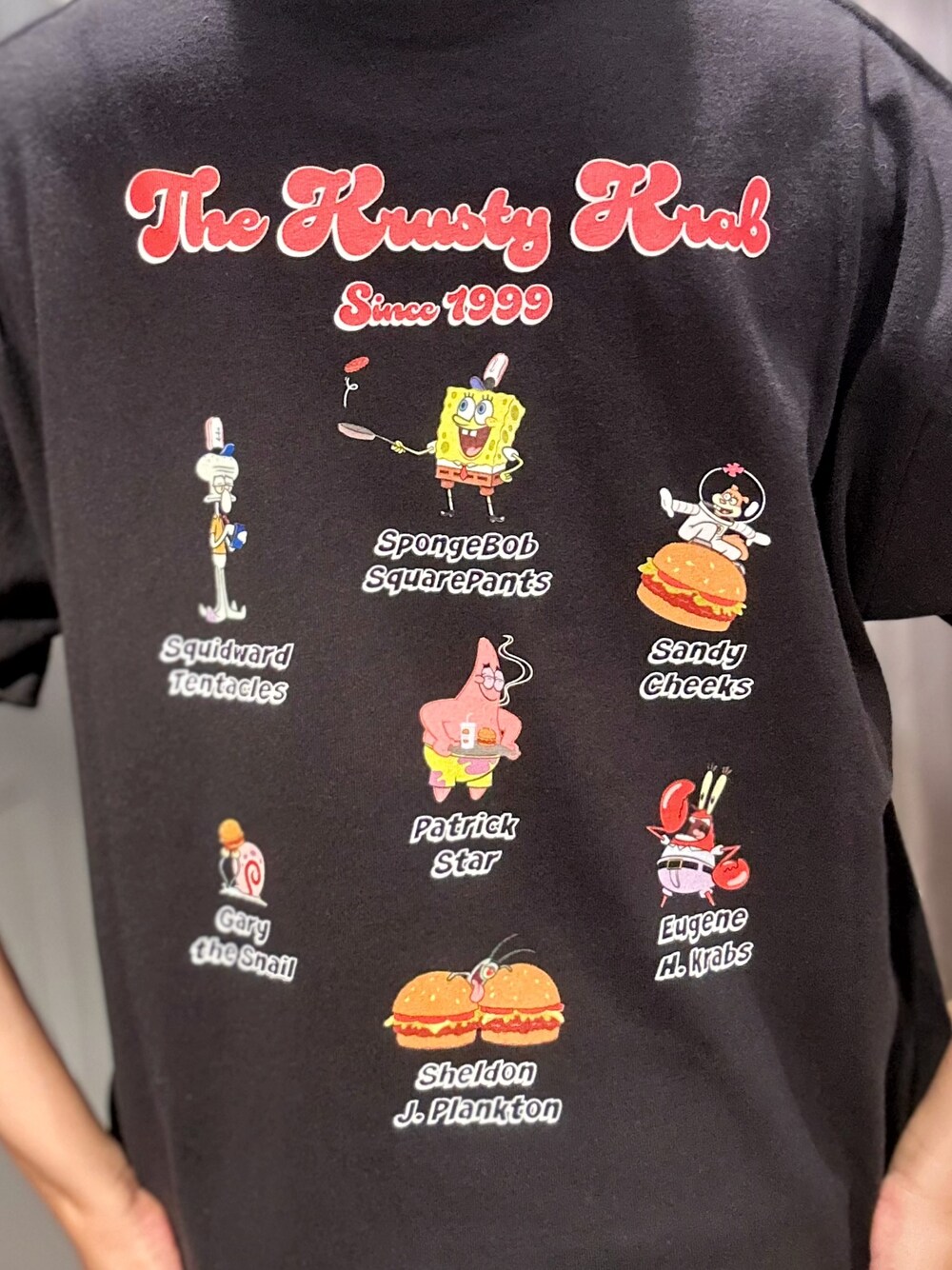 ブラック系のTシャツ/カットソー、ホワイト系のトートバッグ、ブルー系のその他パンツを着用したレディースの夏コーディネートの7枚目の写真
