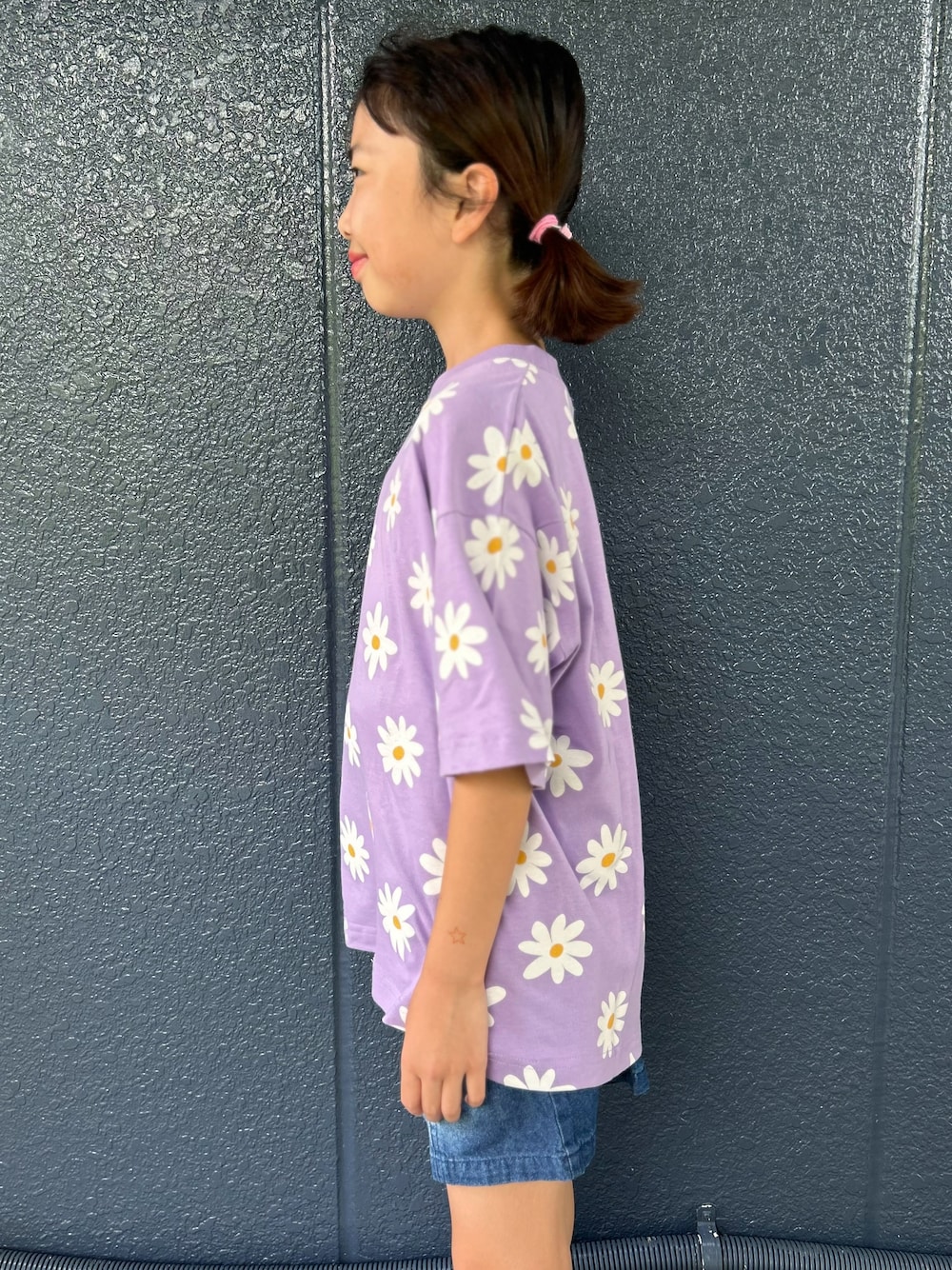 パープル系のTシャツ/カットソー、ブルー系のデニムスカートを着用したキッズの夏コーディネートの5枚目の写真