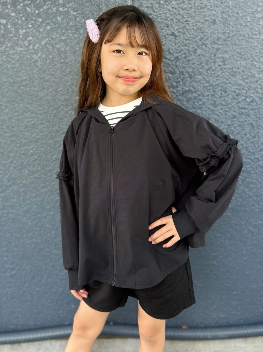 ブラック系のその他パンツ、ブラック系のTシャツ/カットソー、ブラック系のパーカーを着用したキッズの春コーディネートの4枚目の写真