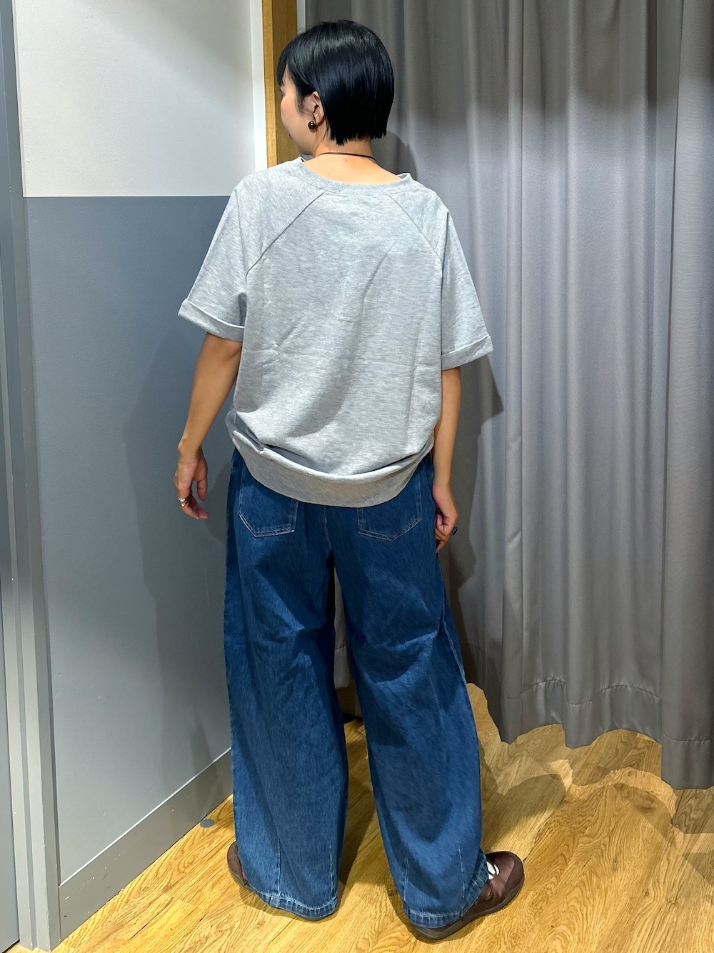 グレー系のその他トップス、グレー系のバックパック/リュック、ブルー系のその他パンツを着用したレディースの夏コーディネートの4枚目の写真