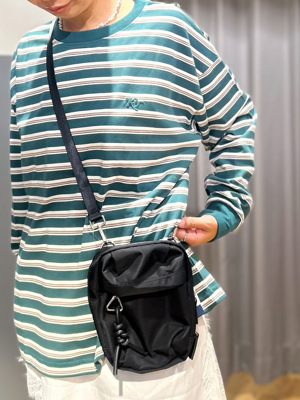 グリーン系のTシャツ/カットソー、ブルー系のその他パンツ、ブラック系のショルダーバッグを着用したレディースの秋コーディネートの10枚目の写真