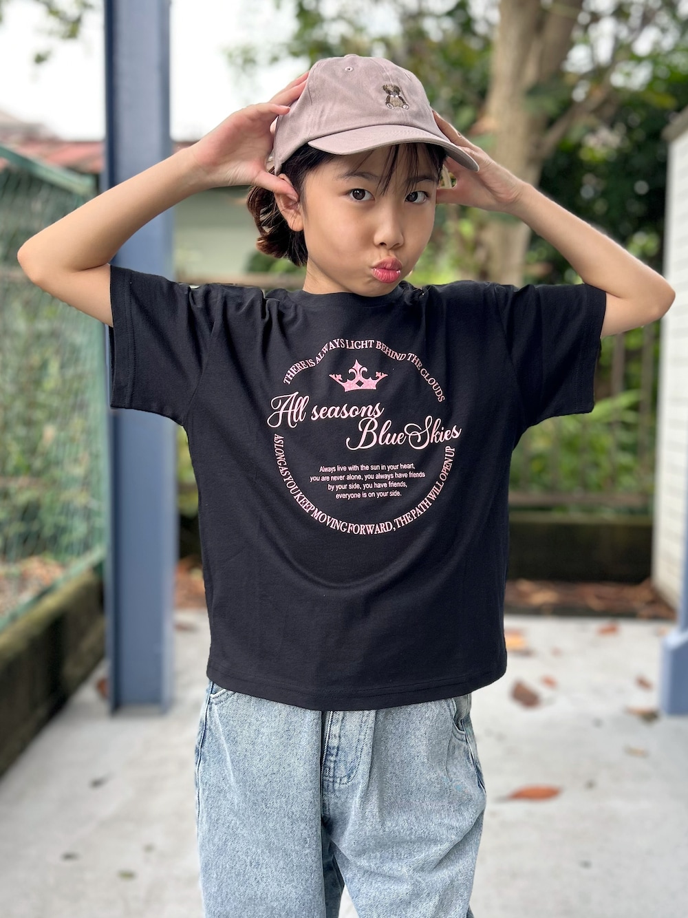 ブラック系のTシャツ/カットソー、ブラック系のシャツ/ブラウス、ブルー系のその他パンツを着用したキッズの秋コーディネートの6枚目の写真
