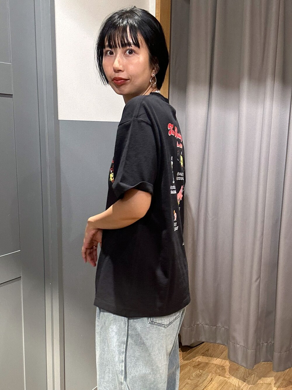 ブラック系のTシャツ/カットソー、ホワイト系のトートバッグ、ブルー系のその他パンツを着用したレディースの夏コーディネートの5枚目の写真