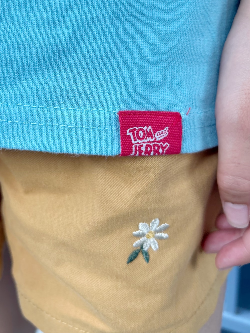 ブルー系のTシャツ/カットソー、イエロー系のその他パンツを着用したキッズの夏コーディネートの9枚目の写真