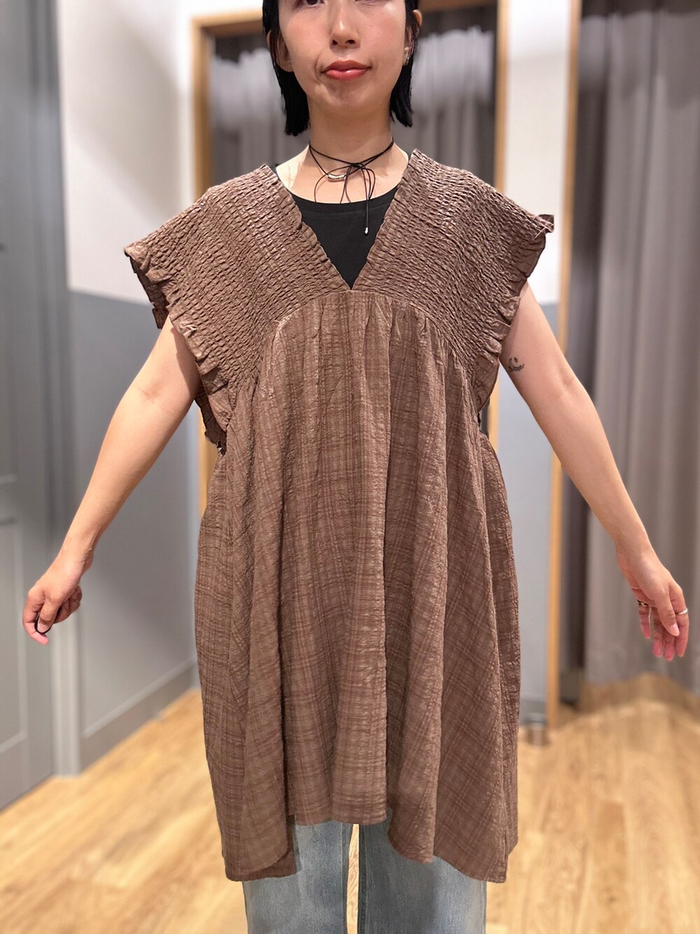 ブルー系のデニムパンツ、ブラック系のキャップを着用したレディースの夏コーディネートの4枚目の写真