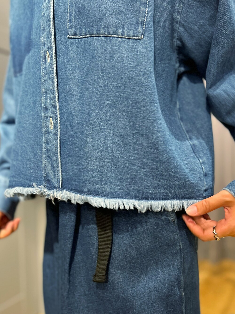 ホワイト系のTシャツ/カットソー、ブルー系のシャツ/ブラウス、ブルー系のその他パンツを着用したレディースの秋コーディネートの7枚目の写真