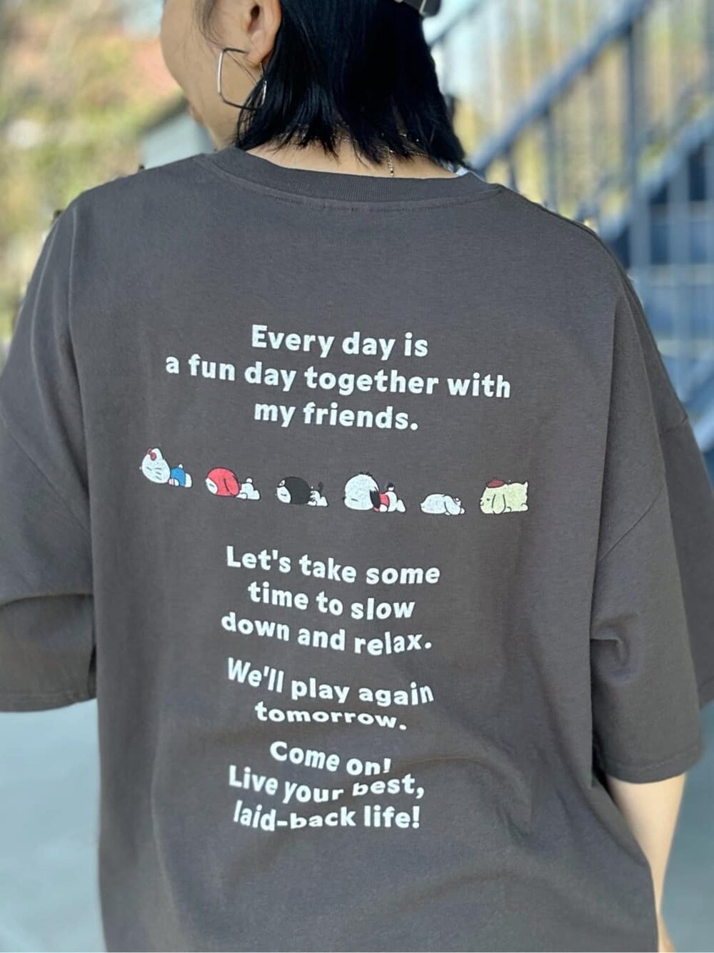 グレー系のTシャツ/カットソー、グレー系のTシャツ/カットソーを着用したレディースの春コーディネートの7枚目の写真