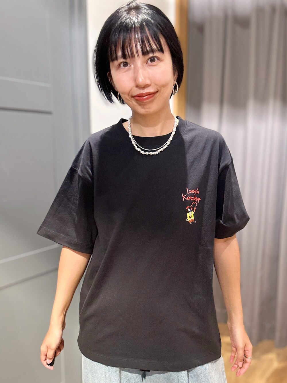 ブラック系のTシャツ/カットソー、ホワイト系のトートバッグ、ブルー系のその他パンツを着用したレディースの夏コーディネートの4枚目の写真