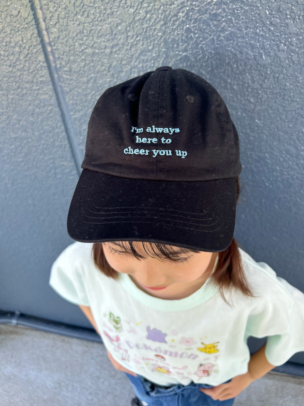 グリーン系のTシャツ/カットソー、ブルー系のデニムスカート、ブラック系のキャップを着用したキッズの夏コーディネートの9枚目の写真