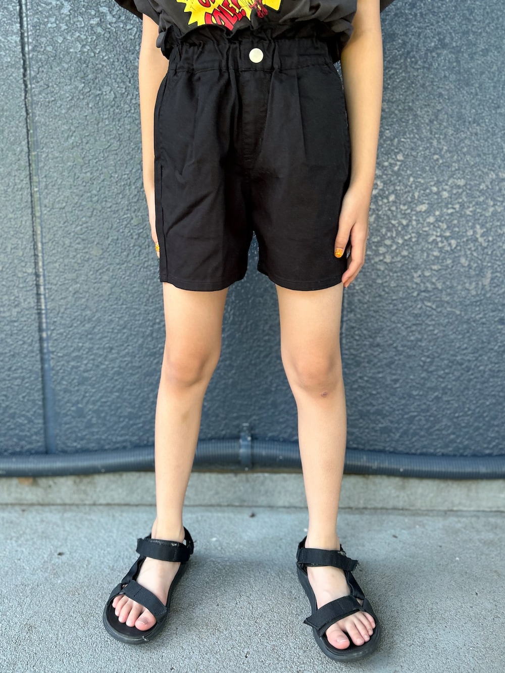 ブラック系のTシャツ/カットソー、ブラック系のその他パンツを着用したキッズの夏コーディネートの6枚目の写真