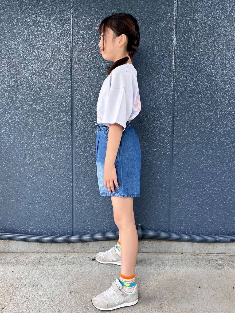 パープル系のTシャツ/カットソー、ブルー系のその他パンツを着用したキッズの夏コーディネートの2枚目の写真