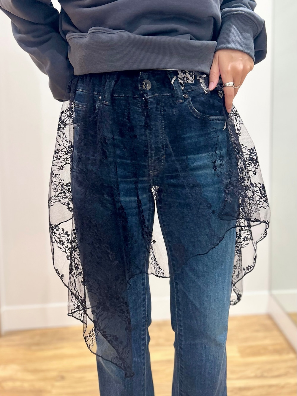 グレー系のスウェット、ホワイト系のTシャツ/カットソー、ブルー系のその他パンツを着用したレディースの秋コーディネートの5枚目の写真