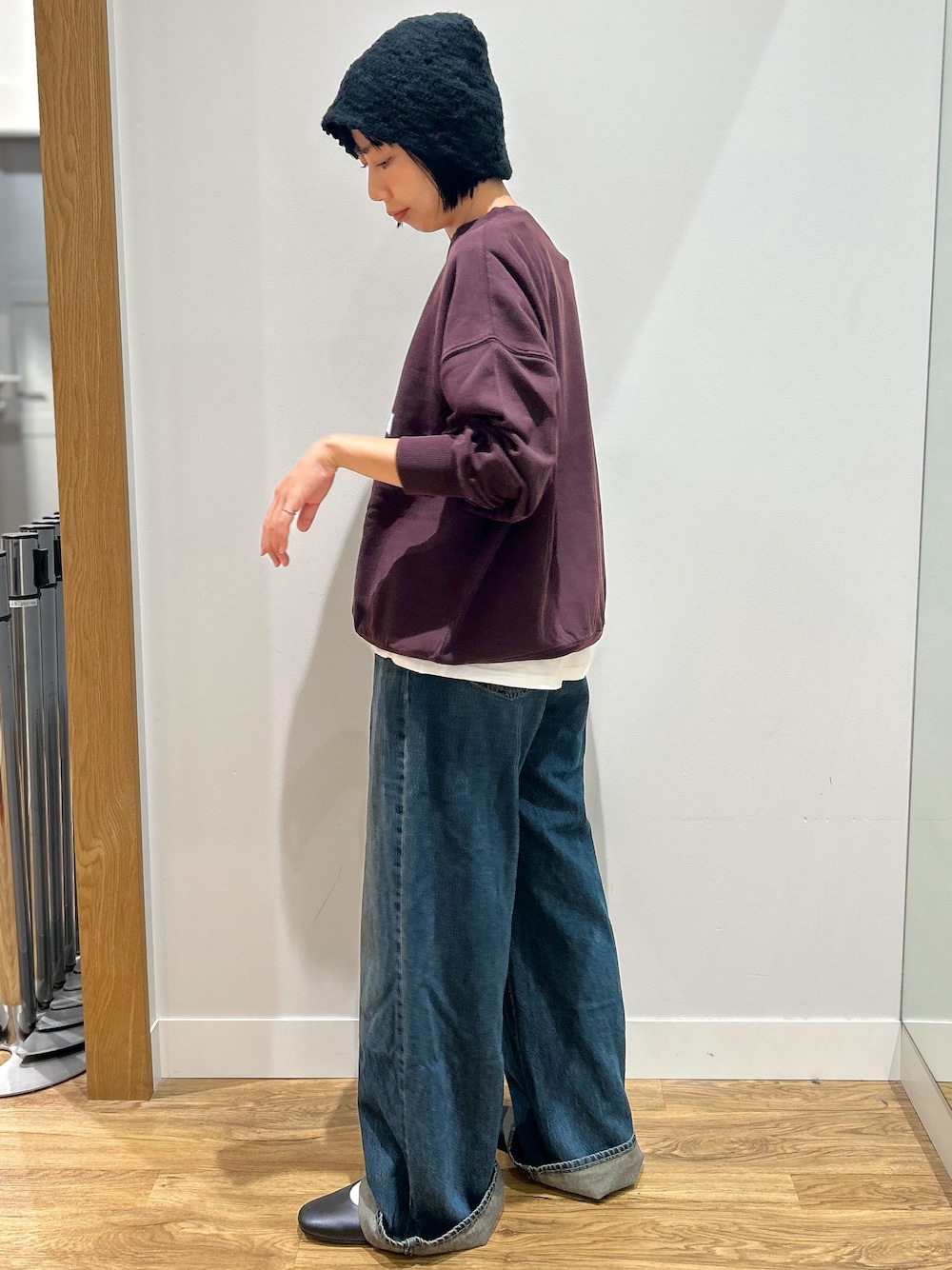 レッド系のスウェット、グリーン系のその他パンツ、ブラック系のトートバッグを着用したレディースの秋コーディネートの2枚目の写真