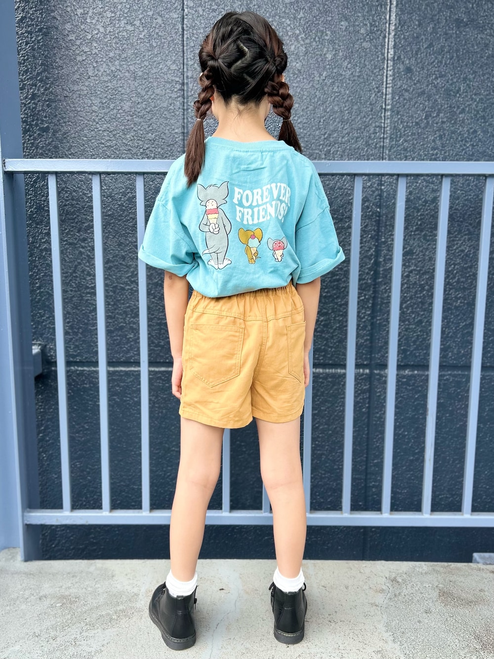 ブルー系のTシャツ/カットソー、イエロー系のその他パンツを着用したキッズの夏コーディネートの4枚目の写真