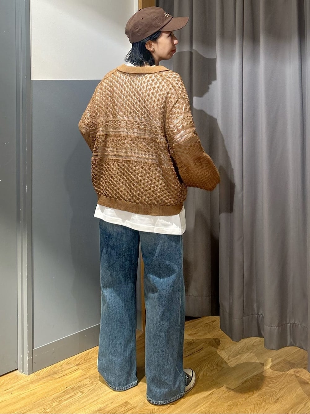 イエロー系のカーディガン/ボレロ、ブラウン系のキャップ、グレー系のその他を着用したレディースの春コーディネートの4枚目の写真